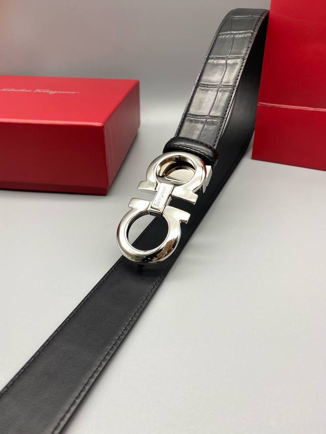 Ferragamo菲拉格慕男士3.5Cm精品金属扣，加厚电镀层耐磨损不易褪色不易掉色防过敏，再搭配上头层牛皮鳄鱼纹理，百搭耐看不过时。