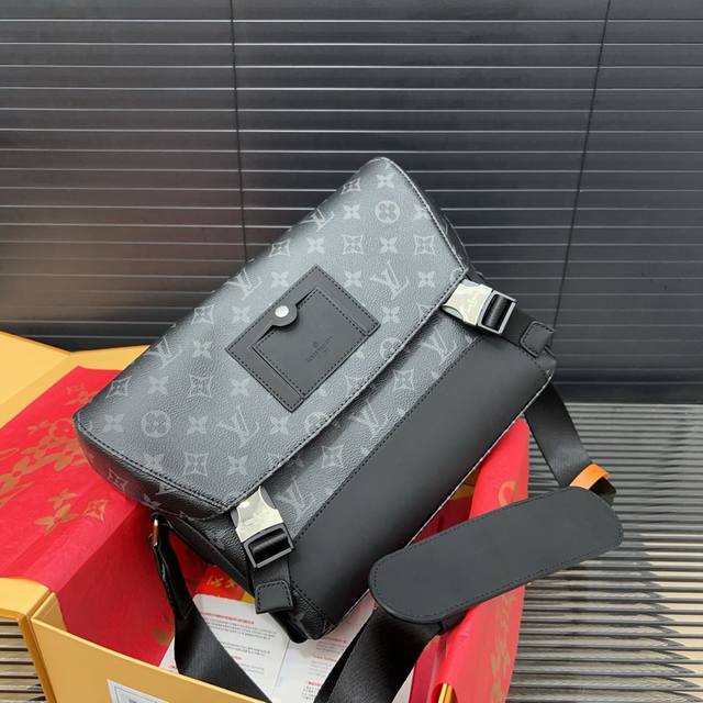 Louisvuitton 路易威登 邮差包 Voyage 手袋 翻盖单肩包 大容量印花斜挎包 采用精湛镶嵌细工，经典百搭 实物拍摄 原厂原版面料 配送礼盒 防尘