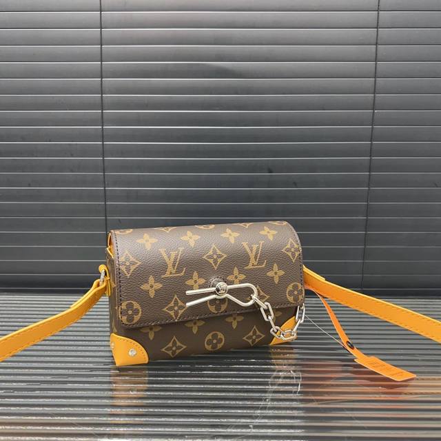 Louisvuitton 路易威登 Steamer邮差包 斜挎包 男女通用采用精湛镶嵌细工，实物拍摄 原厂原版面料 礼盒 18 X 12 Cm。