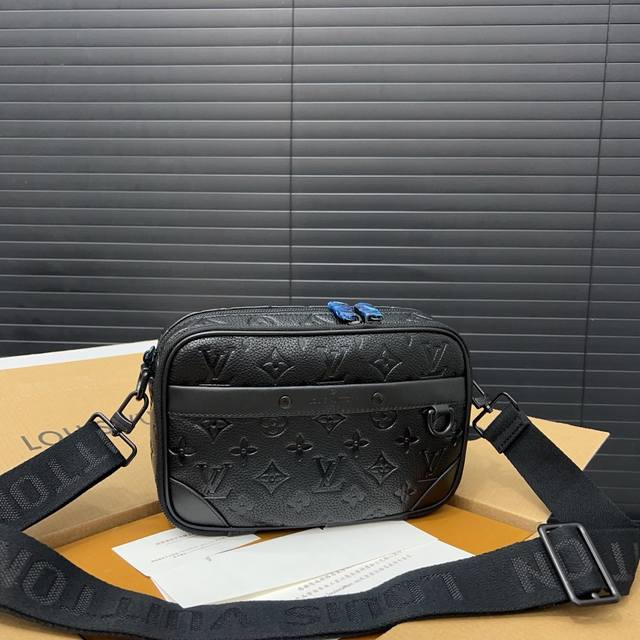 Louisvuitton 路易威登 Alpha 男士单肩斜挎包 经典百搭 实物拍摄 飞机礼盒 23 X 16Cm。