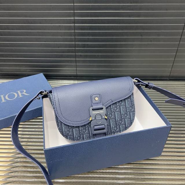 Dior 迪奥 马鞍包 Saddle提花翻盖邮差包 单肩斜挎包 明星单品 采用优质原厂材质 高端品质 配送礼盒 规格: 20 X 13Cm