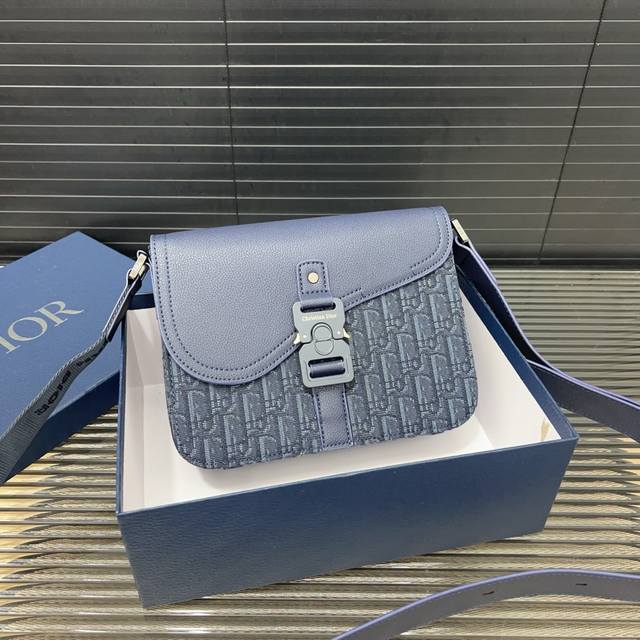 Dior 迪奥 马鞍包 Saddle提花翻盖邮差包 单肩斜挎包 明星单品 采用优质原厂材质 高端品质 配送礼盒 规格: 23 X 18Cm