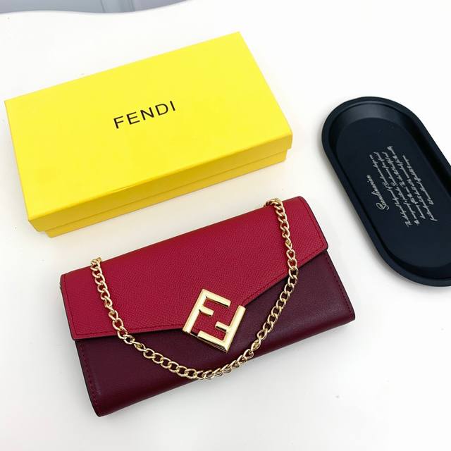 Fendi F09颜色 黑 酒红 杏色 绿 灰 黑棕 尺寸 19*10.5*3.5 Fendi 专柜同步，可肩背专柜品质顶级进口牛皮 海外订制钥匙扣五金 做工油