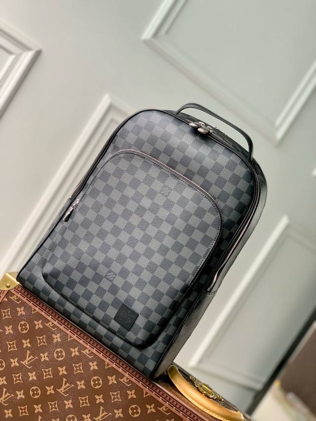 N40499 Avenue 双肩包取材 Damier Graphite 涂层帆布，以简明线条传递儒雅风范。拉链前袋方便取放随行所需，后部设有衬垫隔层，顶部手柄和