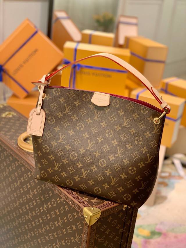 顶级原单m43700小号老花玫红graceful 手袋damier Azur 帆布实现轻盈而宽敞的设计，天然牛皮元素与更添精致之感，磁扣与拉链内袋稳妥保护其中物