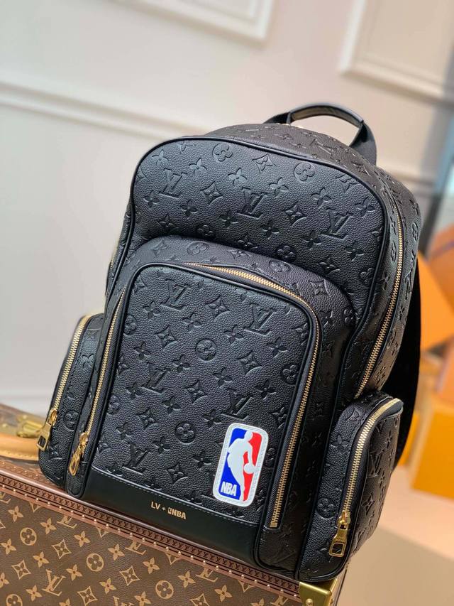 顶级原单 Lvxnba Basketball 双肩包 M57972 克色 压花 模特图 Basketball 双肩包以 Monogram 压纹粒面皮革巧妙临摹篮