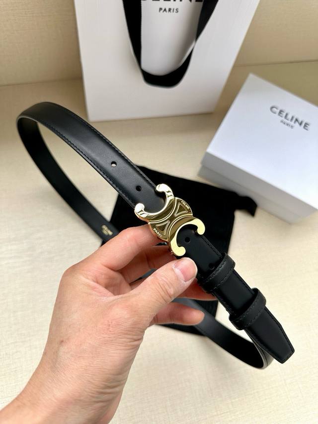 宽度2.5Cm Celine Triomphe中号牛皮革腰带 头层牛皮 中腰 宽度1英寸 2.5厘米 Triomphe 配领扣带扣