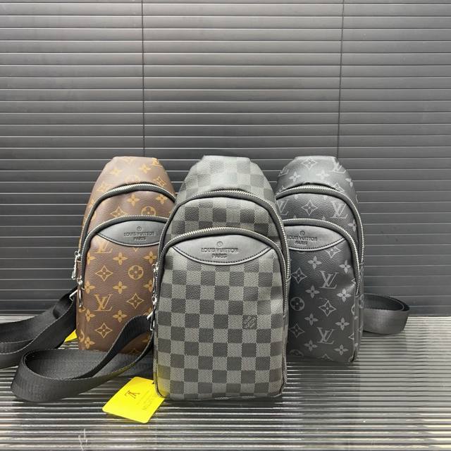 Louisvuitton 路易威登 印花胸包 斜挎单肩包 采用精湛镶嵌细工，实物拍摄 原厂原版面料 配送防尘袋30 X 17 Cm。