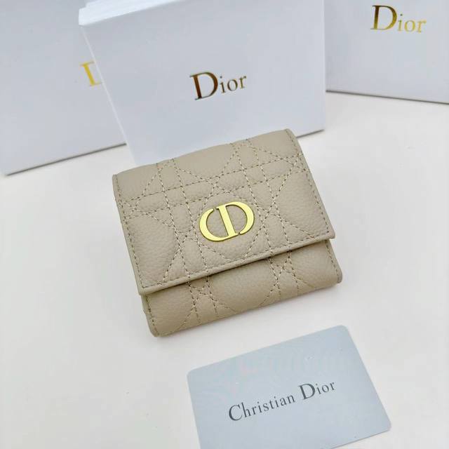 Dior 3860颜色 黑 米色 蓝尺寸：11*10*2 Dior专柜最新款火爆登场！采用头层牛皮，做工精致， 媲美专柜！多功能小钱包，超级实用！