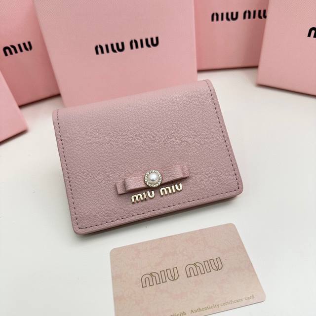 Miumiu 5236颜色 黑色 粉色 蓝色 尺寸：11.5*10*3Miumiu专柜最新款火爆登场！采用头层牛皮，做工精致， 媲美专柜！多功能小钱包，超级精致