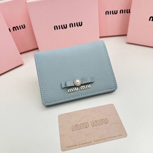 Miumiu 5236颜色 黑色 粉色 蓝色 尺寸：11.5*10*3Miumiu专柜最新款火爆登场！采用头层牛皮，做工精致， 媲美专柜！多功能小钱包，超级精致