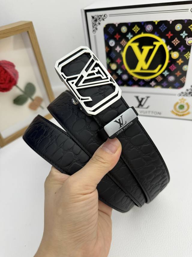 品名：Lv..路易..威登自动带 材质：原单牛皮腰带 百分百头层牛皮腰带保证真皮，24K纯钢扣，专柜原单品质、做工精细，时尚大牌，送人自用首选 包装： 请认准如