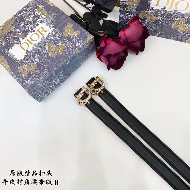 原版品质打孔 品牌：Dio迪家 女款 颜色：黑 扣头：金 银 扣头：原版精品纯铜五金扣头 带身：原版牛皮 尺寸：宽约：2.5Cm 长约：95Cm-110Cm 类