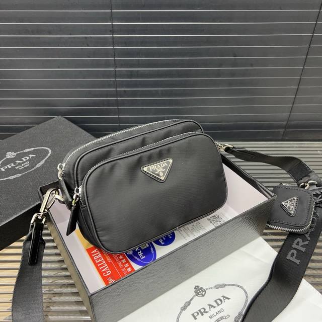 Prada 普拉达 Saffiano 二合一牛皮革单肩差包 单肩斜挎包 经典百搭 实物拍摄 原厂原版面料 配送防尘袋 礼盒 21 X 14 Cm