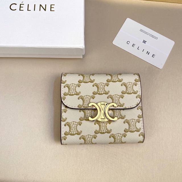 Celine 66335颜色 白色印花尺寸 11*10*5Celine短式钱包非常炫美的一个系列，专柜同步，采用头层牛皮，精致时尚