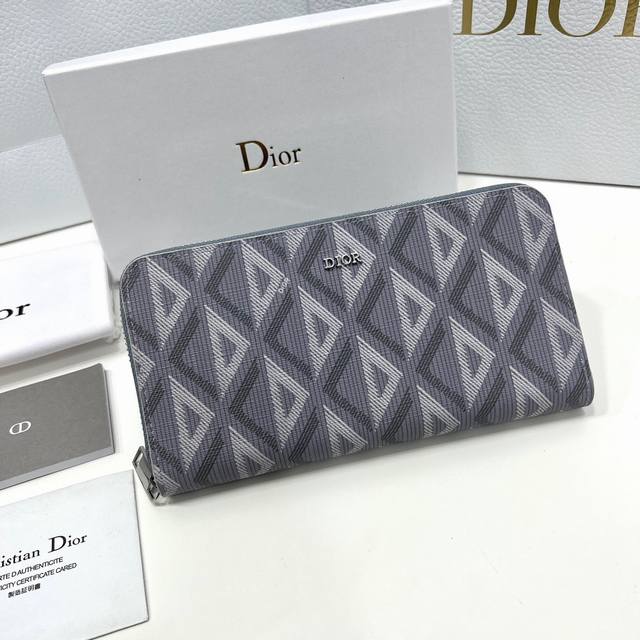 Dior 0197颜色 黑色 浅蓝尺寸 19.5*10.5*3 Dior专柜最新款！Dior长款拉链钱包高档 印花正面饰有“Dior＂徽标，搭配头层牛皮，容量大