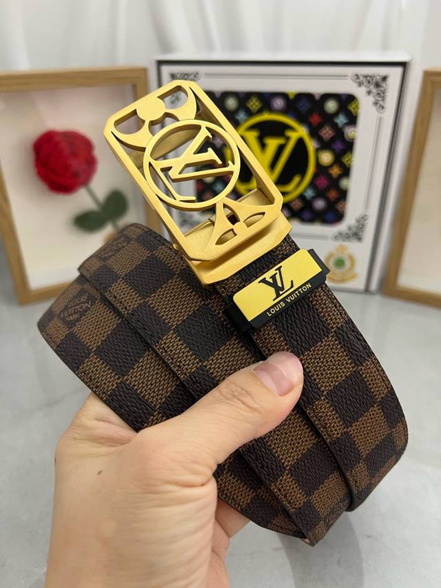 品名：Lv..路易..威登自动带 材质：原单牛皮腰带 百分百头层牛皮腰带保证真皮，24K纯钢扣，专柜原单品质、做工精细，时尚大牌，送人自用首选 包装： 请认准如