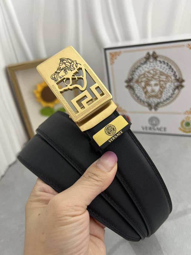 品名：Versace.范思哲 自动带 材质：原单牛皮腰带 百分百头层牛皮腰带保证真皮，24K纯钢扣，专柜原单品质、做工精细，时尚大牌，送人自用首选 包装： 请认