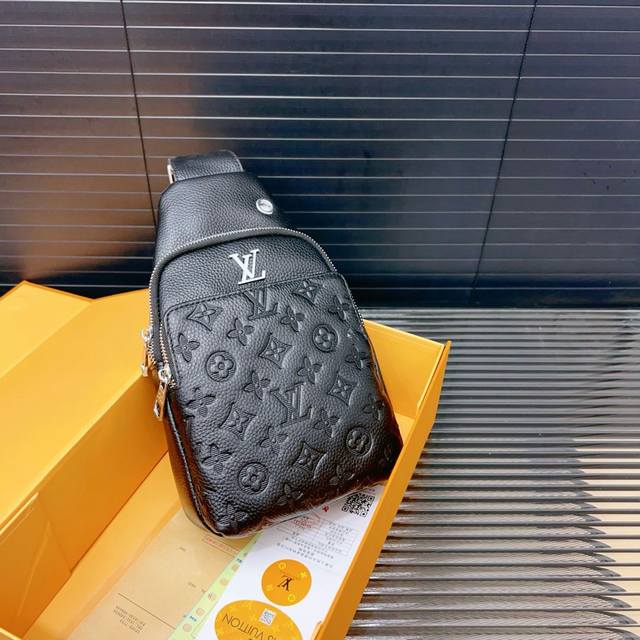 Louisvuitton 路易威登 牛皮压花胸包 斜挎单肩包 采用精湛镶嵌细工，实物拍摄 原厂原版面料 配送防尘袋 礼盒 30 X 16 Cm。