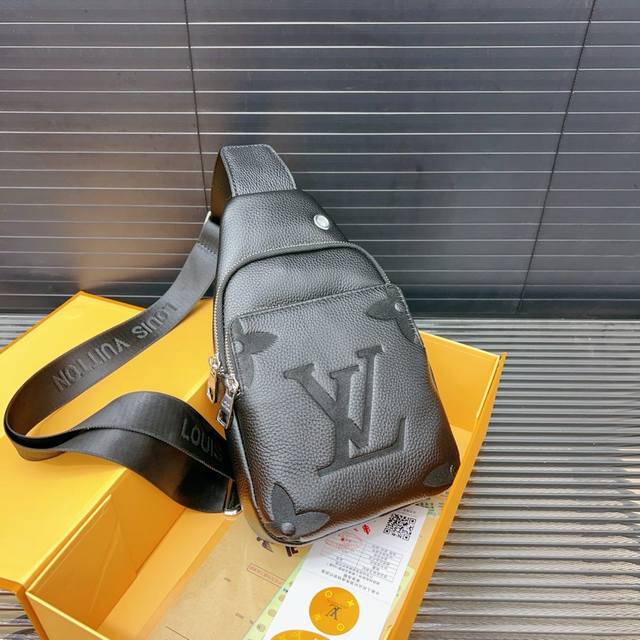 Louisvuitton 路易威登 牛皮压花胸包 斜挎单肩包 采用精湛镶嵌细工，实物拍摄 原厂原版面料 配送防尘袋 礼盒 30 X 16 Cm。