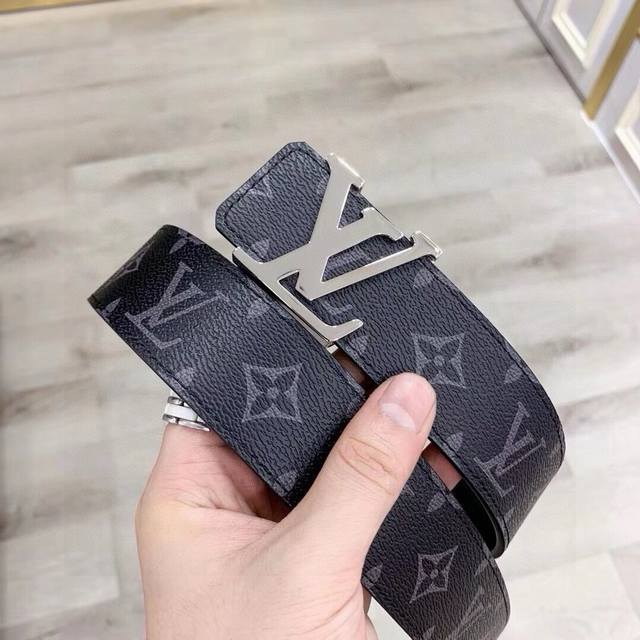 路易威登louis Vuitton 法国 专柜品质 官网同步 宽度3.8Cm 精美钢扣头 原版意大利双面进口小牛皮原版花纹 手感极佳 上身郊果棒 商务休闲两用