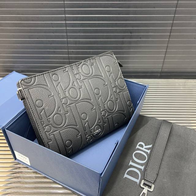 Dior 迪奥 Cd 手拿包 夹包 男女通用 明星单品 采用精湛镶嵌细工，经典百搭 实物拍摄 原厂原版面料 配送防尘袋 礼盒 27 X 19 Cm。