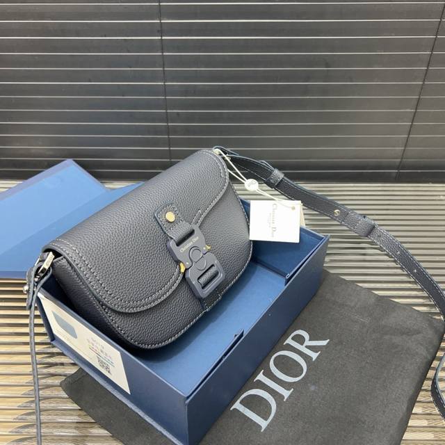 Dior 迪奥 马鞍包 Saddle提花翻盖邮差包 单肩斜挎包 明星单品 采用优质原厂材质 高端品质 配送礼盒 规格: 20 X 13Cm