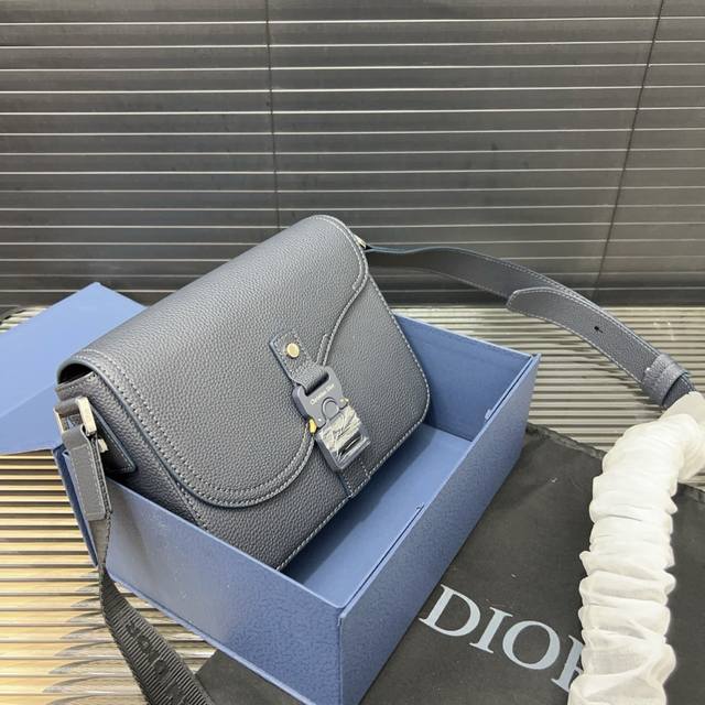 Dior 迪奥 马鞍包 Saddle提花翻盖邮差包 单肩斜挎包 明星单品 采用优质原厂材质 高端品质 配送礼盒 规格: 23 X 18Cm