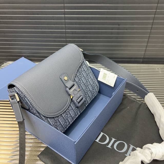 Dior 迪奥 马鞍包 Saddle提花翻盖邮差包 单肩斜挎包 明星单品 采用优质原厂材质 高端品质 配送礼盒 规格: 23 X 18Cm