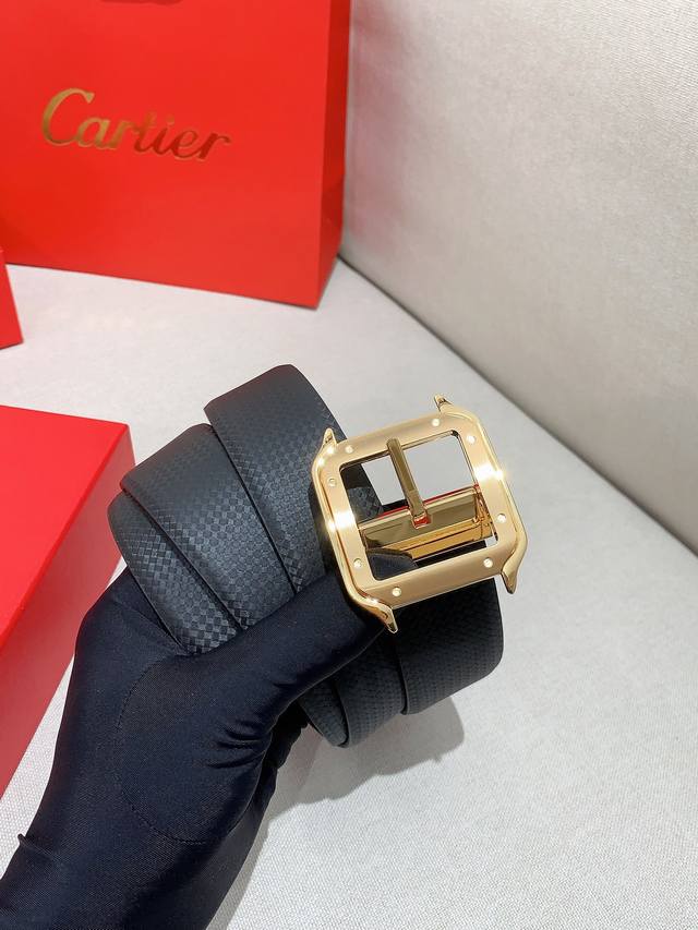 卡地亚针扣式皮带，Cartier标志。黑色与棕色牛皮双面皮带，浮雕“Cartier”标志。尺寸：宽35毫米 可调节