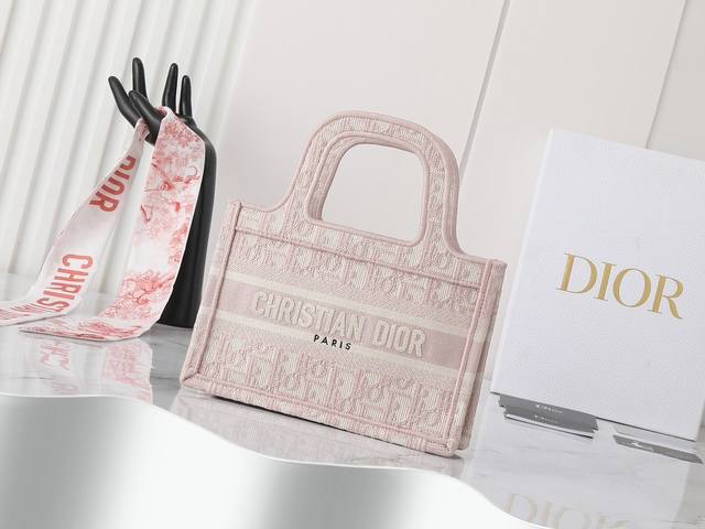 独家实物拍摄 迷你 原单 Dior Book Tote 托特 粉色D迷你22cm 这款 book tote手袋由女装创意总监玛丽亚 嘉茜娅 蔻丽 maria g