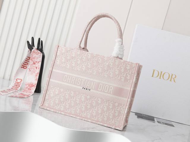 独家实物拍摄 中 原单 Dior Book Tote 托特 粉色D中36cm 这款 book tote手袋由女装创意总监玛丽亚 嘉茜娅 蔻丽 maria gra