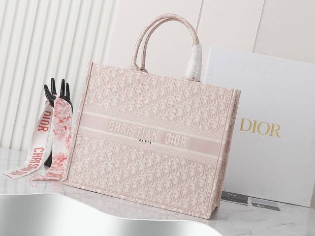 独家实物拍摄 大 原单 Dior Book Tote 托特 粉色D大42cm 这款 book tote手袋由女装创意总监玛丽亚 嘉茜娅 蔻丽 maria gra