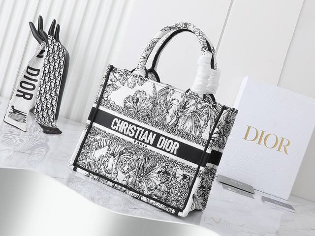 独家实物拍摄 小 原单 Dior Book Tote 托特 老虎小26cm 这款 book tote手袋由女装创意总监玛丽亚 嘉茜娅 蔻丽 maria graz