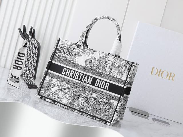 独家实物拍摄 中 原单 Dior Book Tote 托特 老虎中36cm 这款 book tote手袋由女装创意总监玛丽亚 嘉茜娅 蔻丽 maria graz