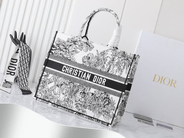 独家实物拍摄 大 原单 Dior Book Tote 托特 老虎大42cm 这款 book tote手袋由女装创意总监玛丽亚 嘉茜娅 蔻丽 maria graz