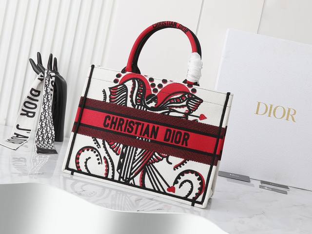 独家实物拍摄 中 原单 Dior Book Tote 托特 丘比特中36cm 这款 book tote手袋由女装创意总监玛丽亚 嘉茜娅 蔻丽 maria gra