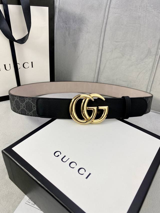 宽度4 cm gucci 这款腰带在早秋系列中惊艳亮相，采用以标志性米色 乌木色组合呈现的品牌双G字母交织图案，与黑色皮革材质相得益彰。双G搭扣采用做旧效果，突