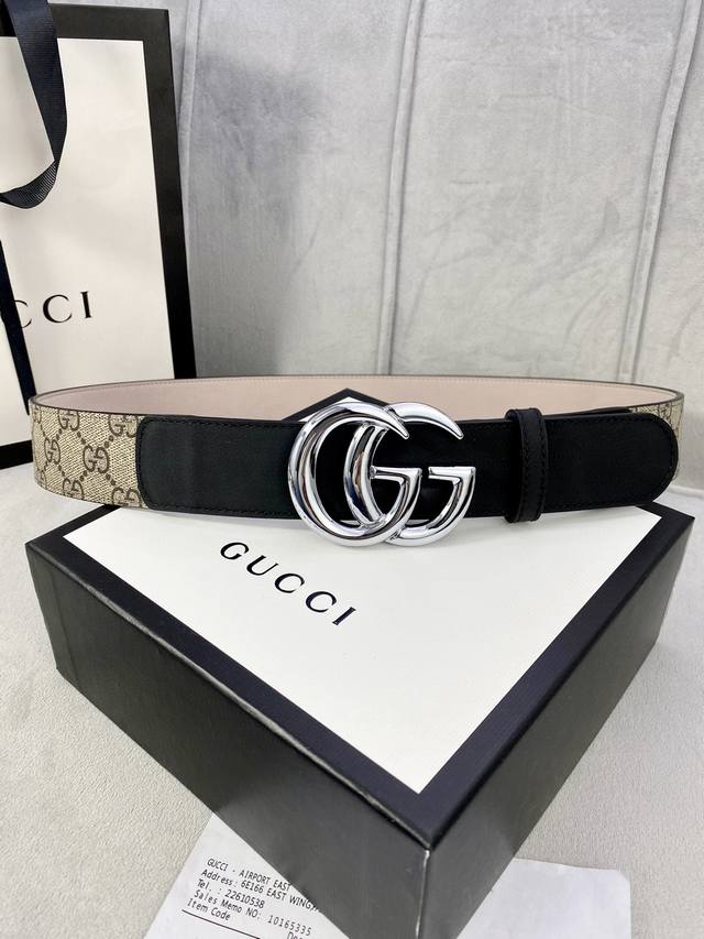 宽度4 cm gucci 这款腰带在早秋系列中惊艳亮相，采用以标志性米色 乌木色组合呈现的品牌双G字母交织图案，与黑色皮革材质相得益彰。双G搭扣采用做旧效果，突