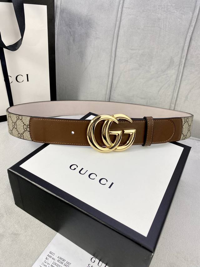 宽度4 cm gucci 这款腰带在早秋系列中惊艳亮相，采用以标志性米色 乌木色组合呈现的品牌双G字母交织图案，与黑色皮革材质相得益彰。双G搭扣采用做旧效果，突