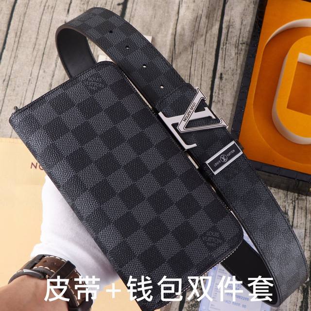 品牌：LV.易路威登双件套 型号：木盒装，皮带+钱包，两件套 等级：意大利进口百分百头层牛皮，LV.易路威登，世界著名奢侈品品牌，经典格子系列，黑格 咖啡格 老