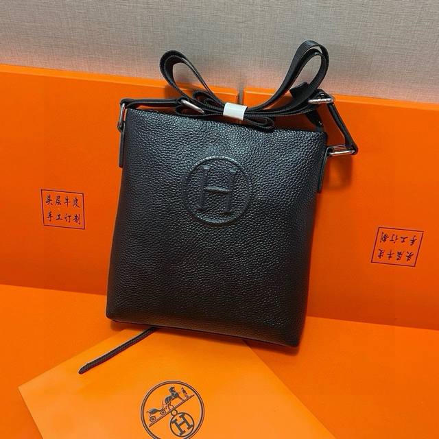 爱马仕Hermès 公文包包是很实用的选择。日常使用也是非常适合的。节日送人必备之选。男士休闲斜挎包 尺寸 爱马仕斜挎包：长20cm宽4cm高22cm