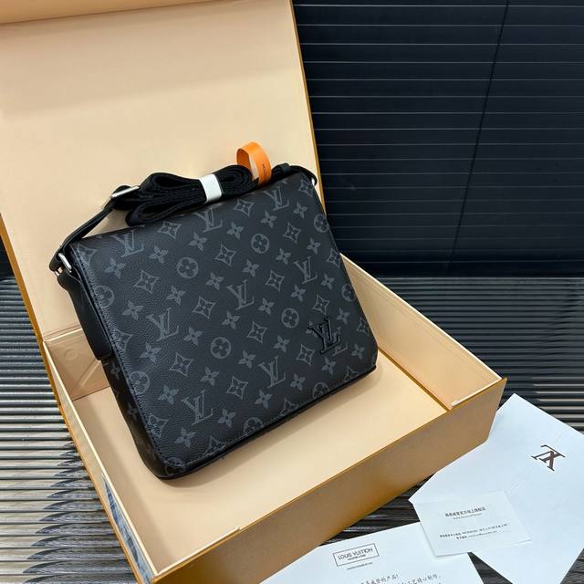 Louisvuitton 路易威登 DISTRICT 翻盖邮差包 男士斜挎包 采用精湛镶嵌细工，实物拍摄 原厂原版面料 配送防尘袋 25 x 20 cm。