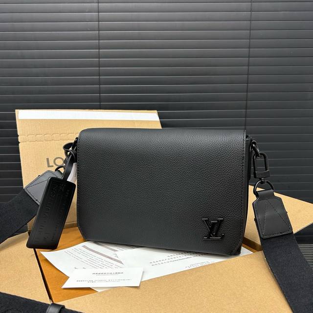 Louisvuitton 路易威登 牛皮 Takeoff Messenger PM 可拆卸可调节肩带 字母压花皮革 单肩斜挎包 邮差包 男士单肩斜挎包 采用原厂