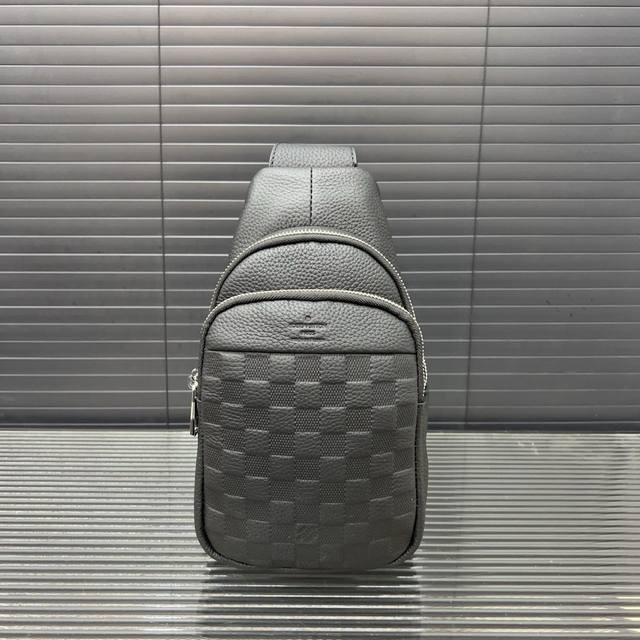 Louisvuitton 路易威登 牛皮胸包 斜挎单肩包 采用精湛镶嵌细工 实物拍摄 原厂原版面料 配送防尘袋 30 x 16cm。