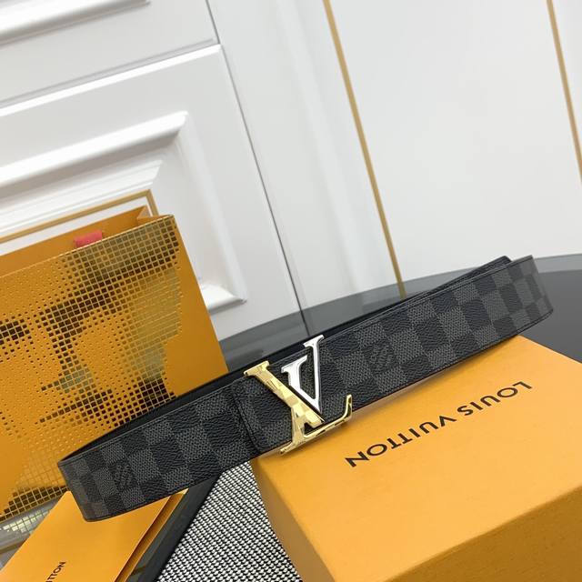 LV Check 双面腰带以 Damier Infini 压纹皮革和深邃 Damier 帆布演绎两式风尚，再令 Marque L.Vuitton déposée