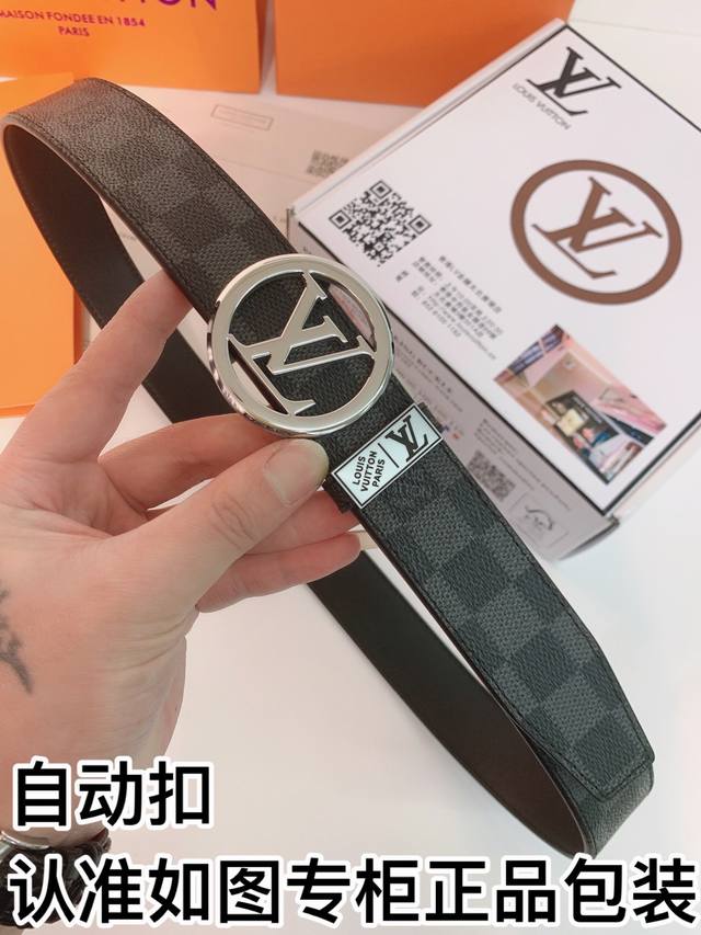 皮带：LV..路易..威登自动扣 腰带：百分百进口原厂头层牛皮，保证真皮。24k纯钢扣自动带身滑道系列-专柜同等质量， 送人自用首选 包装： 请认准如图专柜包装