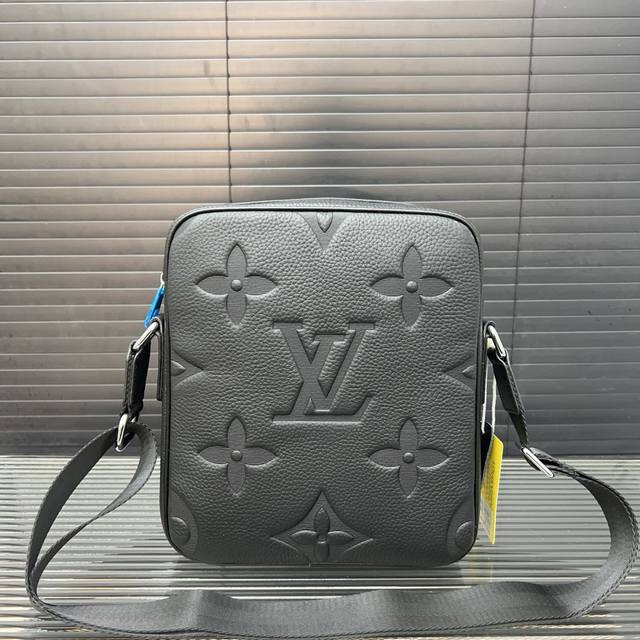 Louisvuitton 路易威登 经典老花牛皮单肩包 男士斜跨包 采用原厂面料材质 顶级做工 电镀五金 高端货 规格 23 x 27cm