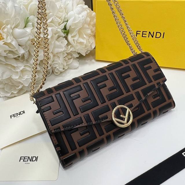 Fendi 2602颜色 黑棕色尺寸： 19*10.5*3.5 Fendi 专柜同步，可肩背专柜品质顶级进口牛皮 海外订制钥匙扣五金 做工油边精湛