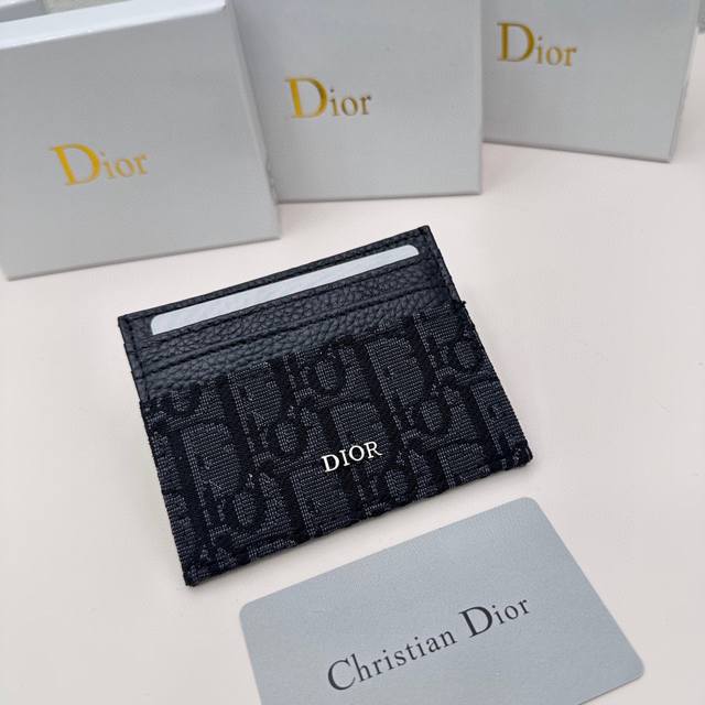 Dior D45颜色 黑色 尺寸：10*7.5 Dior 专柜同步最新款出货！采用里外头层小牛皮 ，做工精致，超多卡位，超薄款设计，携带方便！